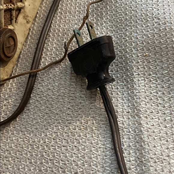 Vintage White Radio with Brown Accents
As is, as found - Picture 4 of 4